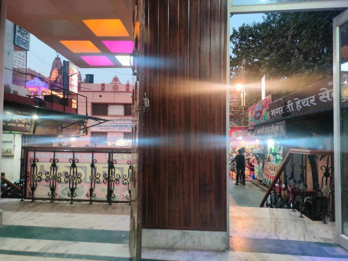 Subhadra Guest House ماثورا المظهر الخارجي الصورة