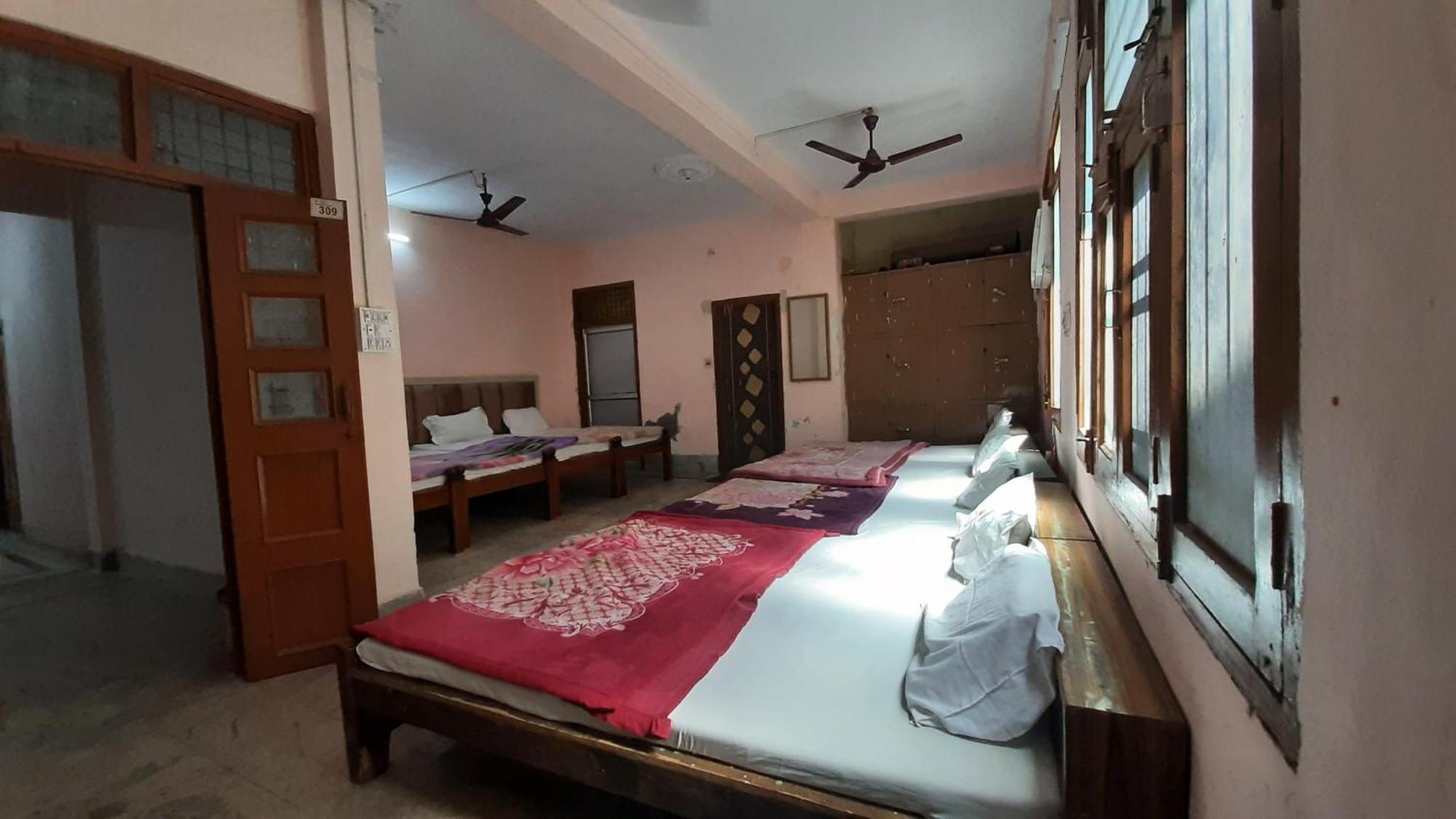 Subhadra Guest House ماثورا الغرفة الصورة