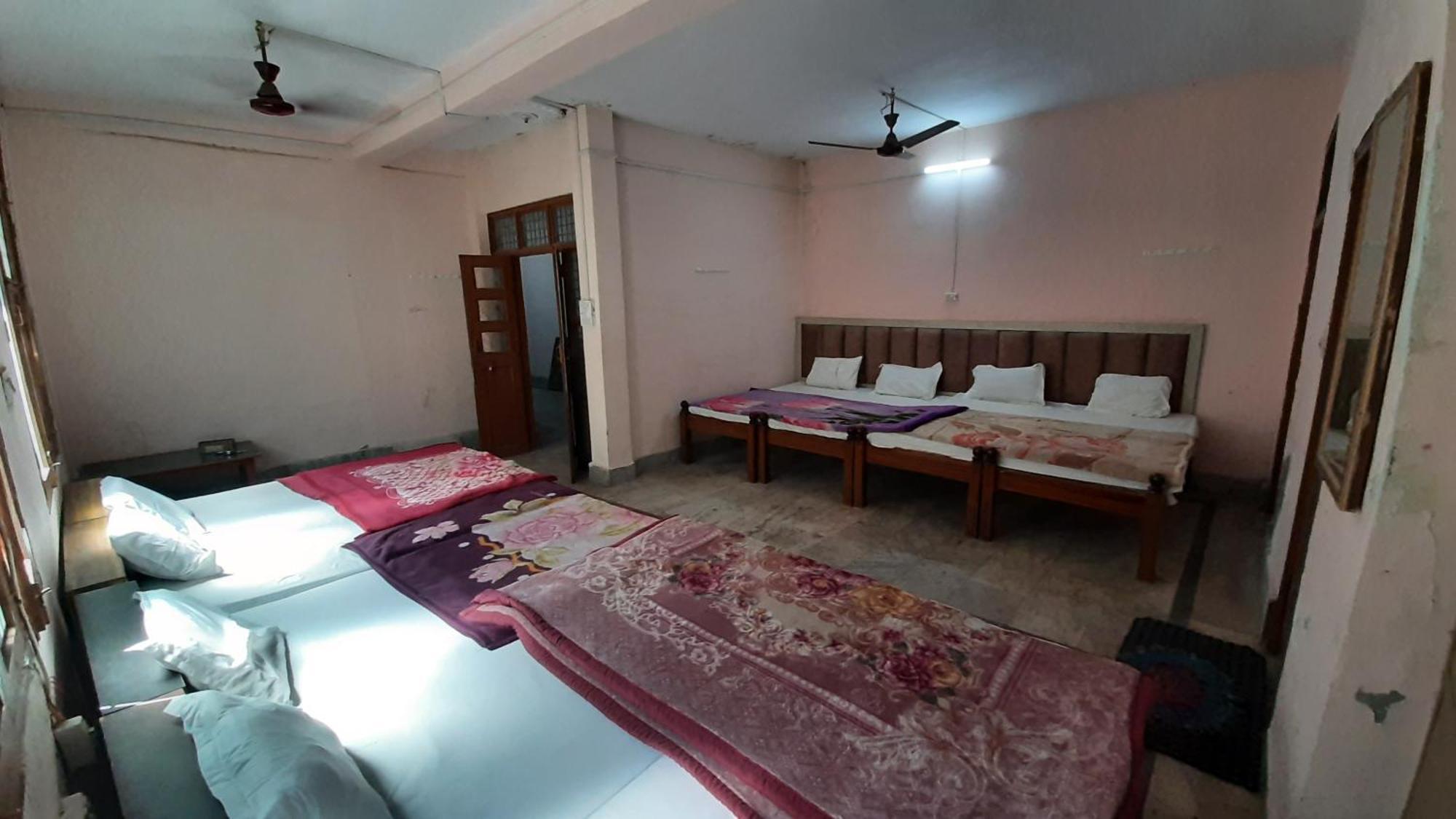 Subhadra Guest House ماثورا الغرفة الصورة