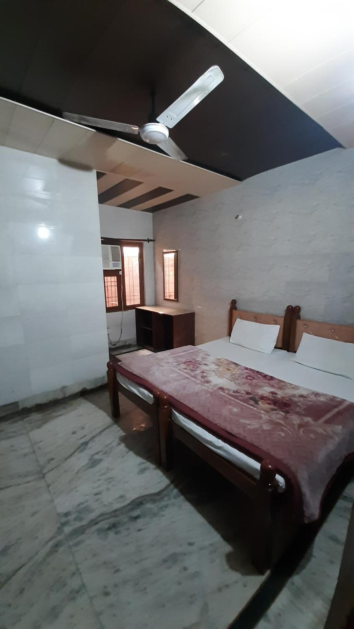 Subhadra Guest House ماثورا الغرفة الصورة