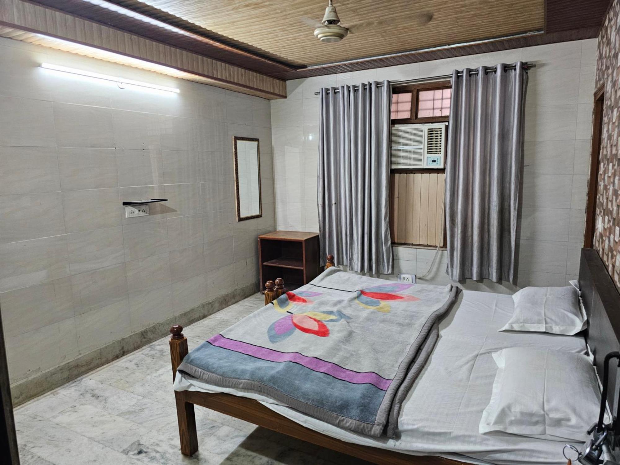 Subhadra Guest House ماثورا الغرفة الصورة