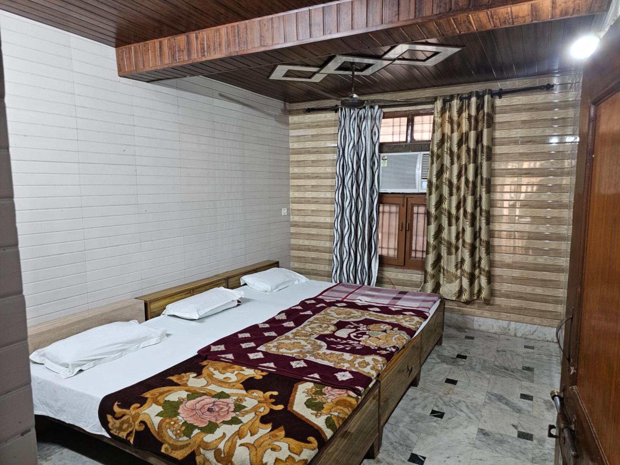 Subhadra Guest House ماثورا الغرفة الصورة