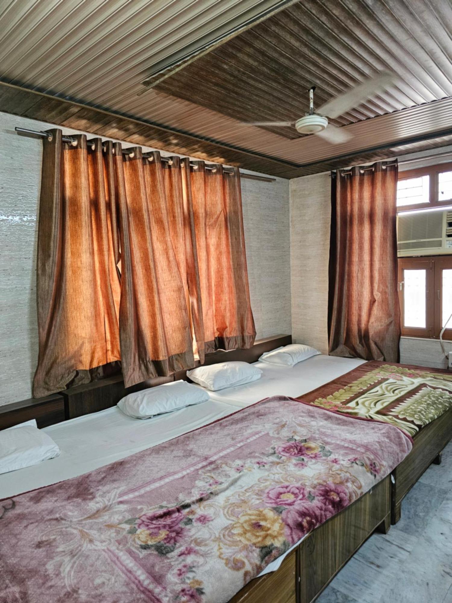 Subhadra Guest House ماثورا الغرفة الصورة