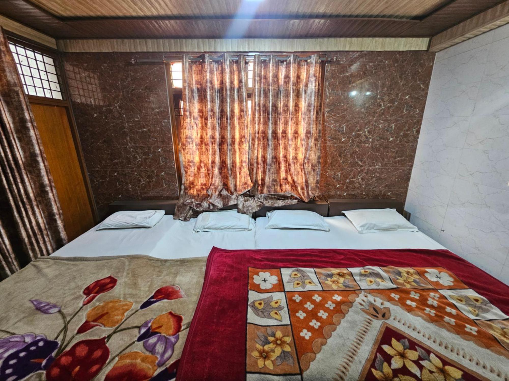 Subhadra Guest House ماثورا الغرفة الصورة