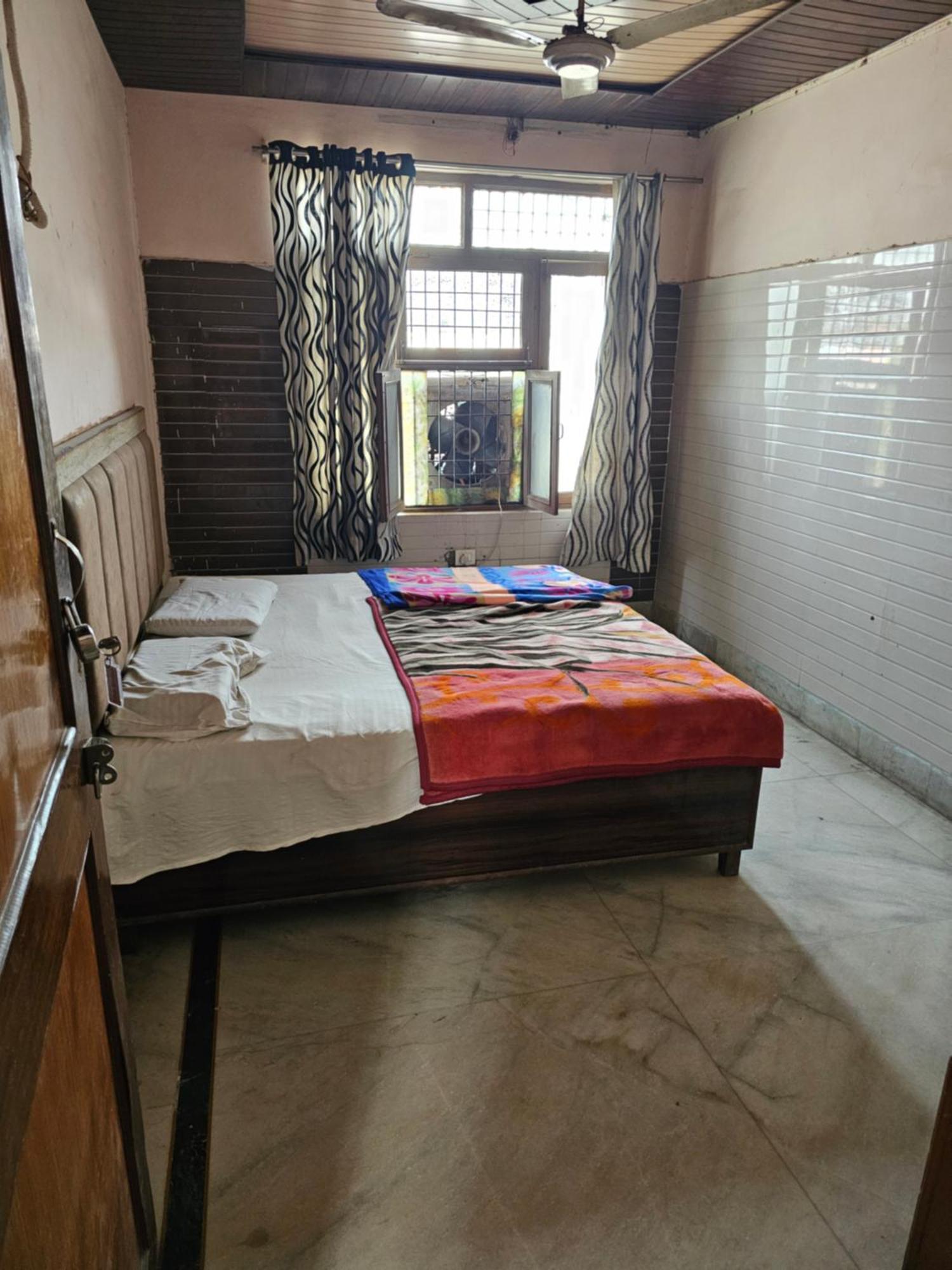 Subhadra Guest House ماثورا الغرفة الصورة