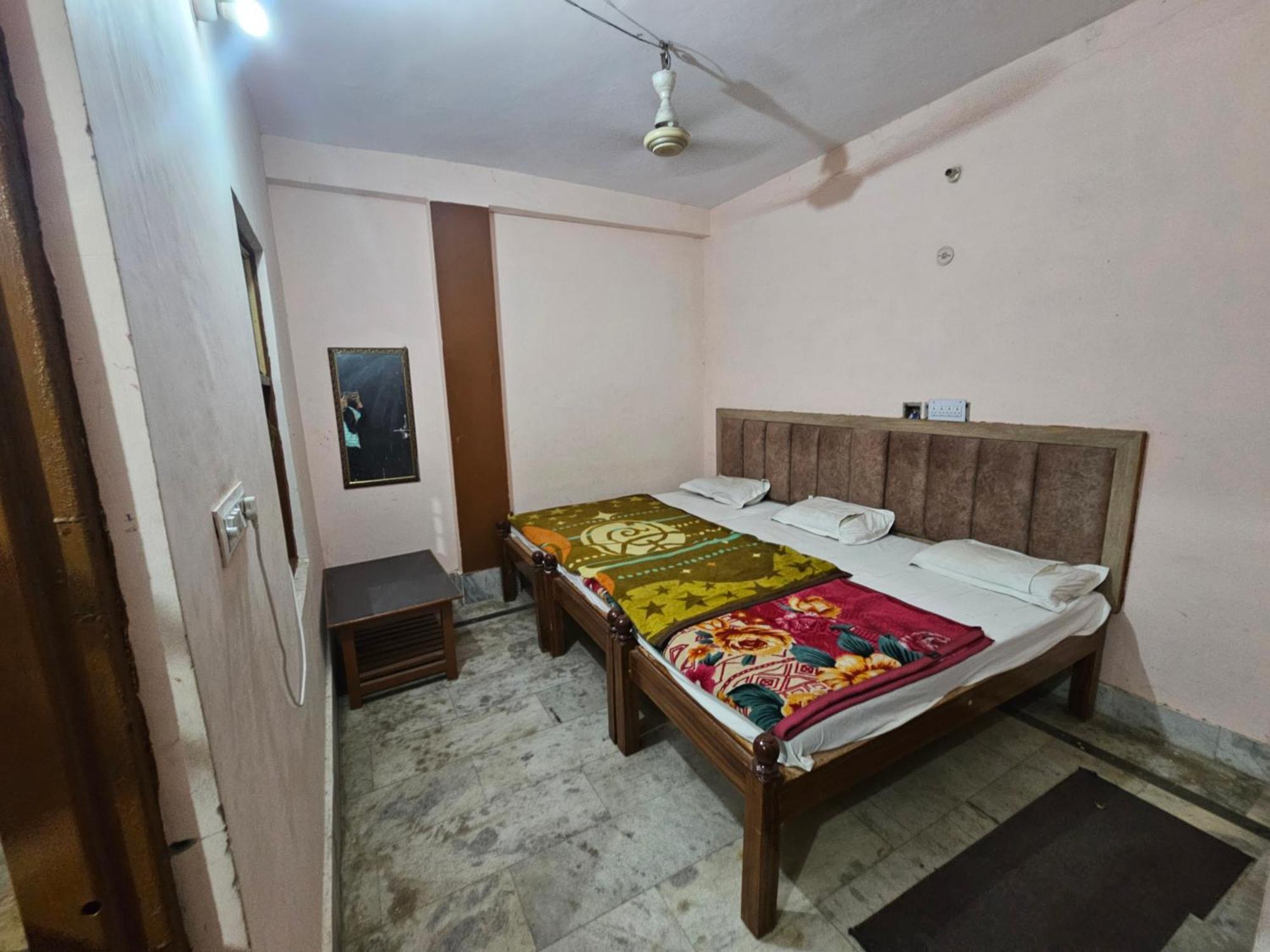 Subhadra Guest House ماثورا الغرفة الصورة